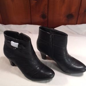 Women’s Life Stride heeled boots. Size 6. Black